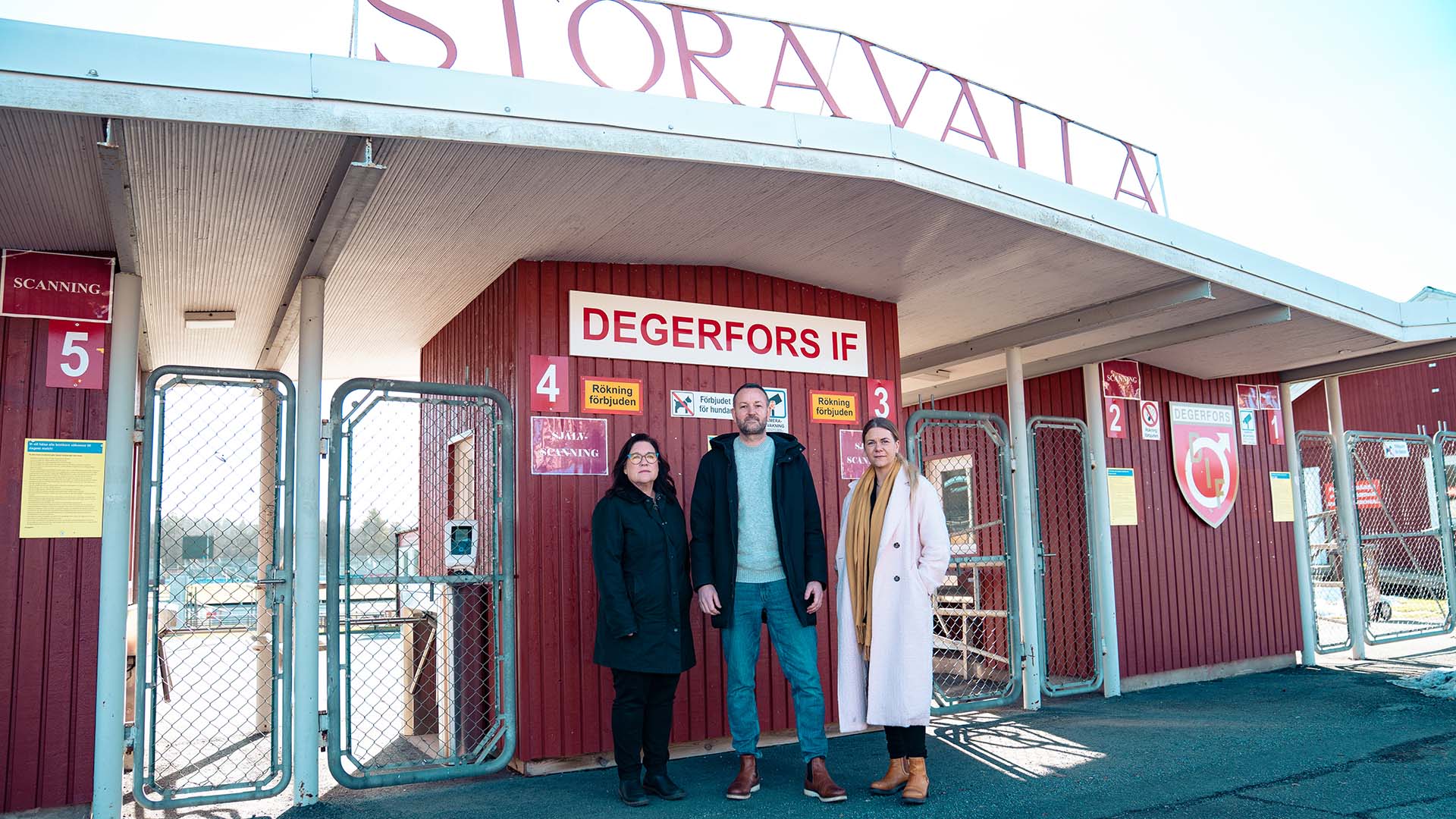 Kommunstyrelsens ordförande Anneli Mylly, Degerfors IF:s klubbchef Joakim Ekblom och kummunalrådet Johanna Svärd framför Stora Vallas huvudentré.